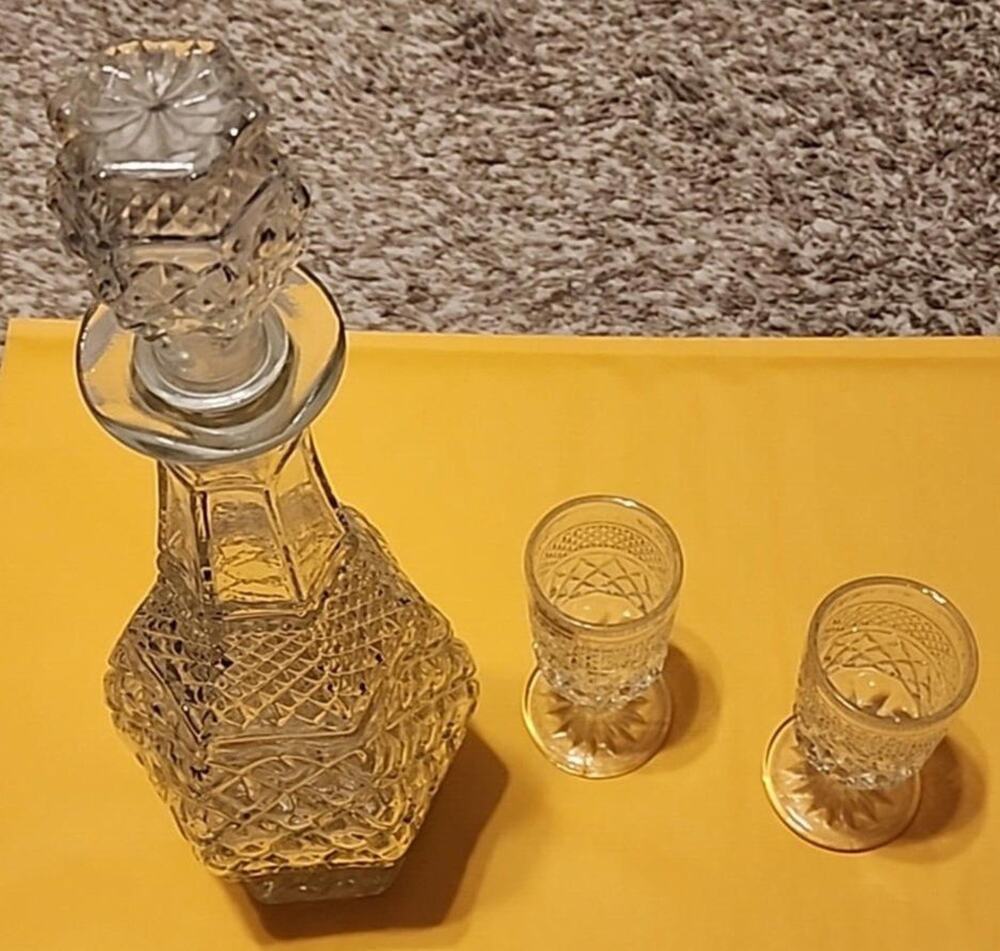 Anchor Hocking Wexford Decanter with Stopper and 2 Claret Wine Glasses Set
